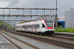 RABe 523 056, auf der S26, durchfährt am 12.05.2023 den Bahnhof Rupperswil.