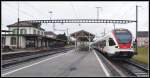 523 045 nach Villeneuve hlt am schnen Bahnhof von Chavornay, wo die krzeste Normalspurbahn der Schweiz nach Orbe beginnt.(18.12.2012)