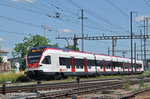 RABe 523 050, auf der S1, verlässt den Bahnhof Pratteln.