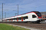 RABe 523 044, auf der S3, hat den Bahnhof Sissach verlassen und fährt Richtung Basel.