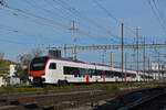 Doppeltraktion, mit den RABe 523 504-4 und 523 503-6 durchfährt am 19.10.2022 den Bahnhof Pratteln.