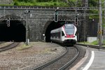 3 Facher Tilo Flirt mit Extrazug nach Bellinzona,  bei der Einfahrt in den Gotthardtunnel in Göschenen, am 5.6.2016.