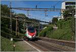 Ein SBB ETR 610 fährt am 30 April 2015 durch die Haltestelle Lugano Paradiso; ein bereits historisches Bild, denn während der Fahrplanperiode 2016/17 bleibt die Haltestelle geschlossen, wird