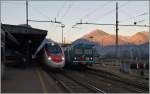 Im letzten Licht: Der Steuerwagen Le 724-014 des  Treno 13  und der einfahrenden SBB RABe 503 als EC 39 in Domodossola.