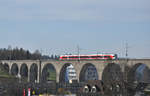 Ein Stadler Flirt (Rabe 526) überquert den Weissenbach-Viadukt in Herisau.