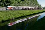 Am Rheintaler Binnenkanal kurz vor Au (SG) befinden sich zwei FLIRT der Sdostbahn am 30.04.2018 als S4 23427 auf der Fahrt von St.