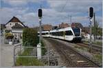 Zwei Thurbo GTW RABe 526 erreicht den Bahnhof Berlingen.