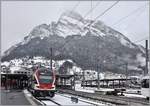 RE4874 nach Wil mit 511 025 in Sargans mit dem Gonzen im Hintergrund.