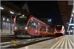 In Biel/Bienne wartet der SBB GTW RABe 526 282 und ein weiter auf die Abfahrt als Regionalzug 7110 nach Malleray-Bévillard (bzw. La Chaux de Fonds) und im Hintergrund der SBB RABe 522 203 als RE nach Meroux TGV.
11. Jan. 2019