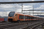 RABe 526 213 Traverso der SOB, durchfährt den Bahnhof Muttenz.