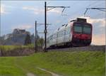 Am vielbefahrenen Gleisdreieck Othmarsingen fhrt der Domino RBDe 560 037-4 vor der Kulisse des Lenzburger Schlosses vorber.