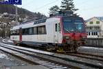 Der beschädigte Domino RBDe 560 253-7 der am 22.1.18 in Lommiswil entgleiste wegen eines Erdrutsches, steht am 13.2.18 beim Bahnhof Moutier mit den Drehgestellen auf Diplory.