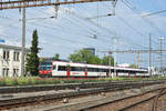 ABt NPZ Domino durchfährt den Bahnhof Pratteln.