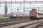 Links ein abgestellter Stadler Dosto 511 116 und rechts ein RBDe 560 DOMINO 
auf der Fahrt von Chur nach Ziegelbrcke.Sargans 23.04.13