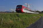 Auf der Fahrt hinunter zum Bodensee wurde bei Gommenschwil am 10.08.2012 RBDe 566 072 als IR 2425 nach Romanshorn fotografiert.