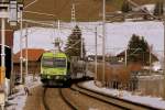 Die S2 15257 (Laupen - Langnau), geschoben vom RBDe 565 742, hat vor kurzer Zeit auf dem Doppelspurabschnitt Konolfingen - Zziwil den RE Luzern-Bern gekreuzt und fhrt nun nach kurzem Halt in Zziwil