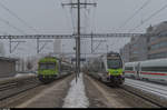 In perfekter Parallelfahrt erreichen RBDe 565 731 als S2 nach Laupen und MUTZ RABe 515 009 als S1 nach Fribourg (4 Minuten verspätet) am 21.