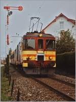 Der SBB De 4/4 1667 mit seinem Regionalzug von Beinwil am See nach Beromünster verlässt Menziken SBB.