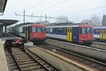 Kurz vor dem Ausscheiden der RBe aus dem Plandienst bei den OeBB; Balsthal, 07.12.2015: Beide RBe's auf einem Bild: Links der Regio nach Oensingen bestehend aus dem RBe 205, AB EWII 505 und BDt EWI