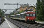 In der Hauptverkehrszeiten verkehre zusätzliche Züge von St-Maurice nach Lausanne. Hier ist der SBB RBe 540 030-4 mit einem morgendlichen RE in La Tour-de- Peilz zu sehen.
Später wurden die RBe 4/4 durch Re 420 ersetzt, heute verkehrt noch ein Zugspaar mit Re 420 zwei weitere wurden auf Dominos umgestellt. 
5. Mai 2010