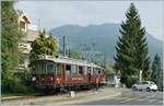 Der schiebende Martigny-Châtelard Pendelzug BCFeh 4/4 N° 15 von seinem Steuerwagen BFZt4 N° 75 aus bedient verlässt Blonay in Richtung Chamby.