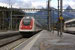 SBB RABDe 500 016  Johanna Spyri  kommt im Bild auf Gleis 6 im Bahnhof Arth-Goldau als IC Zusatzzug ohne Halt bis Zürich HB (via Rotkreuz). Im Hintergrund der grosser Mythen. Sonntag, 22. Oktober 2017