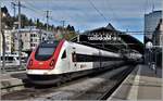 IC1522 mit einem ICN nach Lausanne steht abfahrbereit in St.Gallen. (13.11.2019)