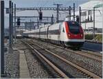 An derselben Stelle in Prilly Malley ist ein SBB ICN RABe 500 auf dem Weg nach Lausanne. 
Standpunkt des Fotografen: am Ende des Bahnsteiges.

21. Februar 2023