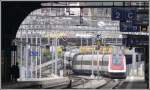 Ein Blick durch die Bahnhofhalle in St.Gallen. ICN RABDe 500 023-7 Charles Ferdinand Ramuz und ein zweiter Zug schlngeln sich aus dem Bahnhof St.Gallen Richtung Zrich HB. (28.04.2008)