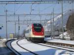 RABDe 500 015-3 ''Jean-Jacques Rousseau'' erreicht am 15.2.09 Arth-Goldau als CIS 10019. Die CIS am Gotthard mit den Nummern 33xxx sind Vorlufer zu den regulren CIS. Im SBB Fahrplan werden die Reisenden gebeten, die nicht reserviert haben, diesen Entlastungszug bentzen... Doch aufgrund des Imageproblems, sind  die regulren CIS ziemlich unterbelegt, whrend die ICN sehr gut ausgelastet unterwegs sind, naja, auch verstndlich. Ich wrde am Gotthard auch den ICN dem CIS vorziehen...