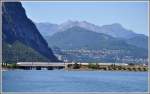 ICN als Ersatzzug fr den EC20 auf dem Damm von Melide. Durch die ffnung fhrt auch unser Kursschiff auf dem Weg von Capolago Riva San Vitale nach Lugano. (16.07.2012)