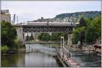 Viadukt der Wipkingerlinie über die Limmat mit Dammsteg und Letten Flussbad im Vodergrund. Zürich (19.06.2014)