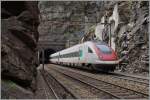 Ein ICN auf der Fahrt Richtung Norden im felsigen Einschnitt zwischen dem Mte Piottino Tunnel und der Freggio Brücke bei der Blockstelle Piottino.