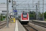 Ausfahrt des ICNnach St. Gallen, am 22.5.2016 in Grenchen Süd.