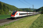 RABDe 500 013 und RABDe 500 027-3 fahren am 05.05.2016 als ICN 680 von Olten Richtung Basel SBB und konnten bei Tecknau aufgenommen werden.