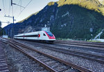 Ein RABDe 500 durchfährt als ICN 683 (Basel SBB - Lugano) den Bahnhof Göschenen.