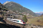 Der ICN RABDe 500 031 mit dem Namenspatron  Louis Favre  legt sich auf seinem Weg in Richtung Tessin in die Wattinger Kurve. Die Schatten werden um die Mittagszeit bereits wieder länger, nachdem die Sonne nur wenige Stunden geschienen hat. Aufgenommen bei Wassen am 07.12.2016