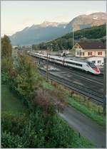 Der SBB Pinocchio RABE 503 017-3 Valais / Wallis ist als EC 37 von Genève nach Venezia S.L. unterwegs und fährt in im noch im Talschatten liegenden St-Triophon durch.

12.Okt. 2020