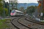 Kurz nach dem Start in Lindau-Reutin zu einer weiteren Oberleitungsmessfahrt nach Wangen (Allgäu) befindet sich RABe 503 017 am 21.10.2020 auf dem Verbindungsbogen zur