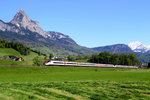 Eine  Doppel-Schnabeltasse  der SBB als IC 878 Lugano - Zürich HB am 05.05.2016 bei Steinen 