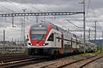 RABe 511 108, durchfährt den Bahnhof Muttenz.