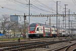 RABe 511 110 durchfährt den Bahnhof Pratteln.