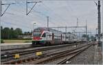 In Coppet vermitteln die RE Vevey bzw. St-Maurice - Annemasse Anschluss an die Léman Express Züge. 
Das Bild zeigt den SBB RABe 511 036 und einen weitern beim Halt in Coppet, im Hintergrund, ganz rechts im Bild ist ein  Léman Express  zu erkennen. 

28. Juni 2021