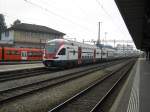 Ich bin neu! steht angeschrieben am RABe 511 002. Der Zug fhrt gerade aus Solothurn aus Richtung Grenchen Sd. Der Zug fhrt Testfahrten durch, 22.01.2011.