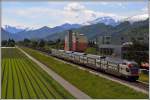 RE3815 511 017 zwischen Buchs und Räfis mit dem Calanda im Hintergrund. (08.05.2014)