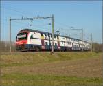 Doppelstocktriebzug der Zürcher S-Bahn 514 007-4 auf der Thurtalstrecke bei Eschikofen.