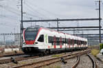 RABe 521 001, auf der S3, fährt zum Bahnhof Muttenz.