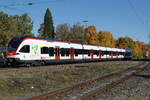 SBB/DB: Wiesntalbahn
RABe 521 als S 5 Steinen/Zell - Weil am Rhein anlässlich der Bahnhofseinfahrt Lörrach am 13. Oktober 2017.
Anmerkung zu dieser Aufnahme: Foto-Standort auf dem Trottoir, Bildausschnitt Fotoshop.
Foto: Walter Ruetsch   