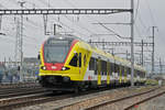 RABe 521 017, mit der Werbung für die Fachhochschule Muttenz, auf der S3, fährt zum Bahnhof Muttenz.