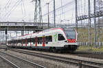 RABe 521 010, auf der S1, fährt beim Bahnhof Muttenz ein.